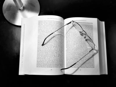 Buch und Brille häufiger Freizeitbegleiter